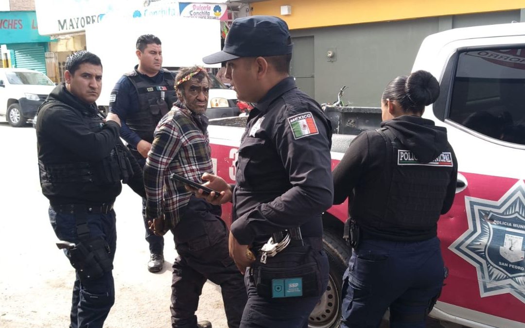 Hombre Ebrio Amenaza con Cuchillo a Policías en La Laguna: Seguridad Pública en Alerta