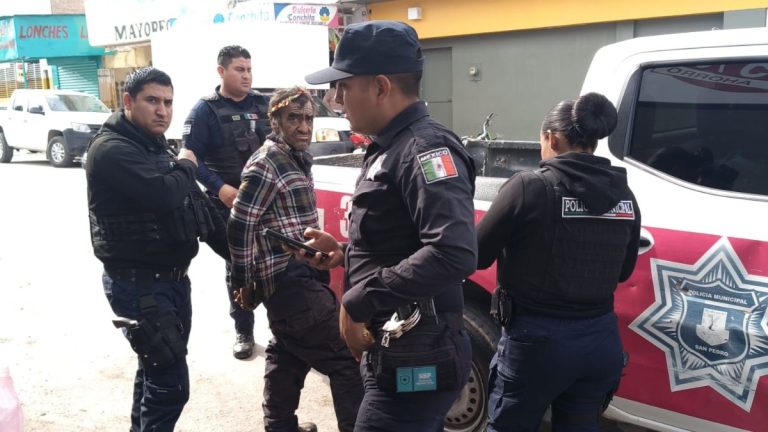 Hombre Ebrio Amenaza con Cuchillo a Policías en La Laguna: Seguridad Pública en Alerta