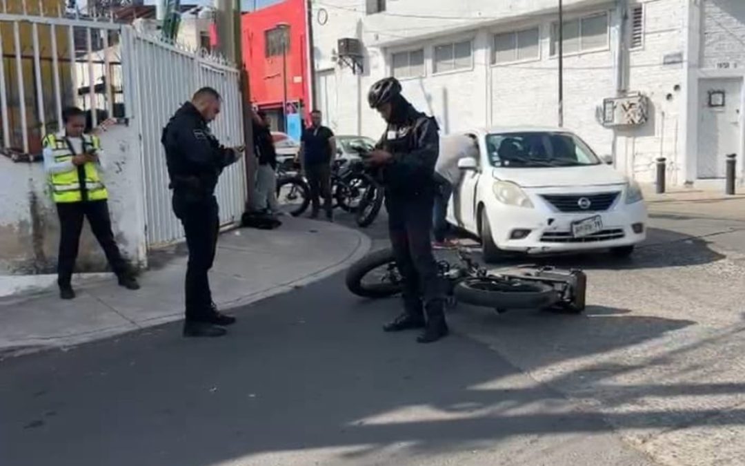 Accidente Involucra a Policía en Bicicleta: Vehículo Colisiona y Causa Lesiones