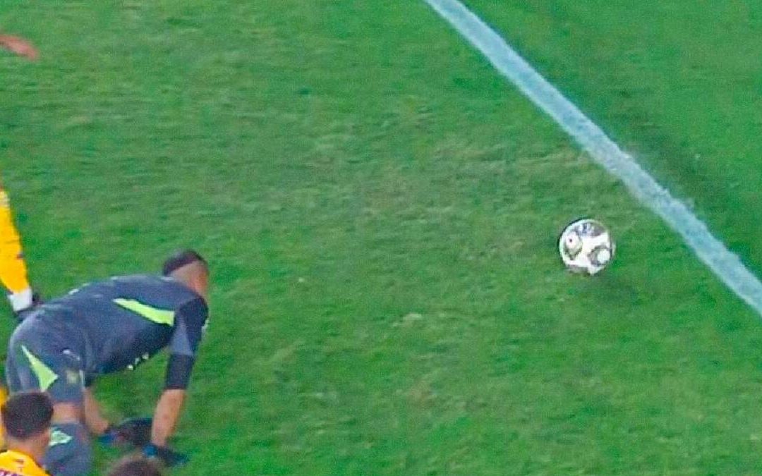 ¡Milagro en la Final! Tigres se Salva de un Gol por el Pasto | VIDEO