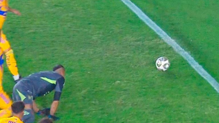¡Milagro en la Final! Tigres se Salva de un Gol por el Pasto | VIDEO