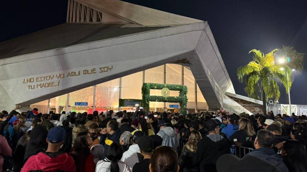 Feligreses llenan la Basílica de Guadalupe en Monterrey para honrar a la Virgen