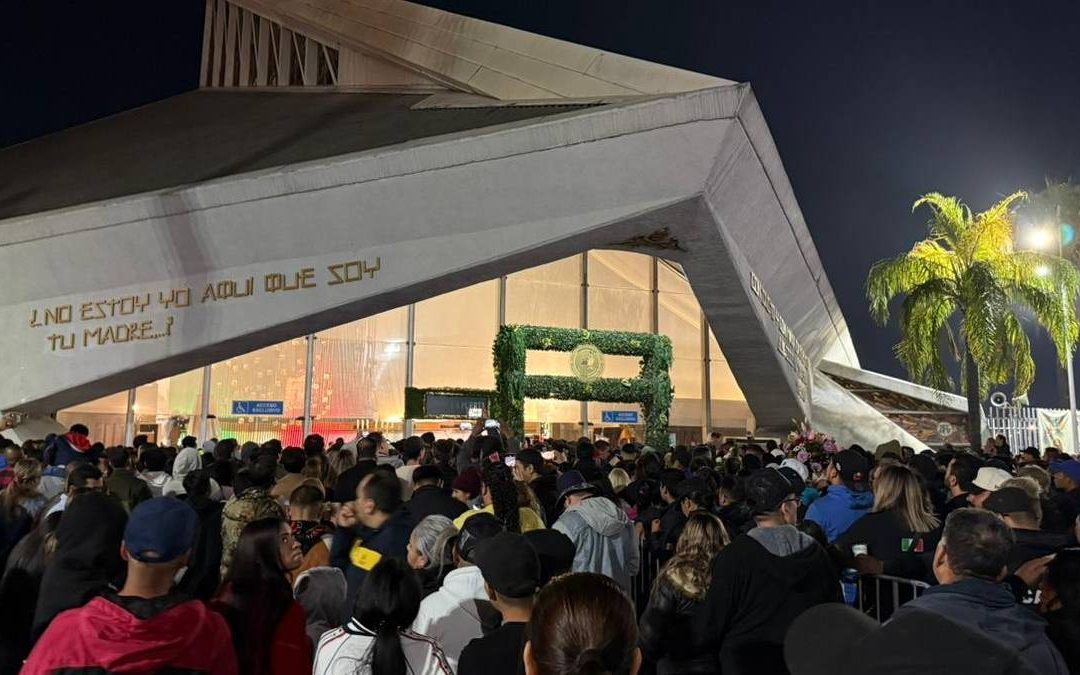 Feligreses llenan la Basílica de Guadalupe en Monterrey para honrar a la Virgen