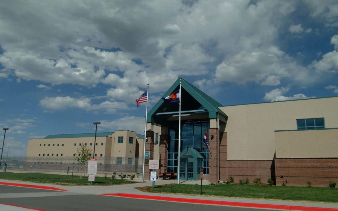 Derechos Penitenciarios en Colorado: Investigaciones Federales sobre Uso de Fuerza y Atención Médica