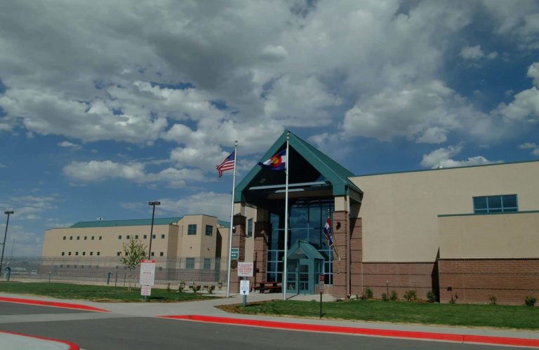 Derechos Penitenciarios en Colorado: Investigaciones Federales sobre Uso de Fuerza y Atención Médica