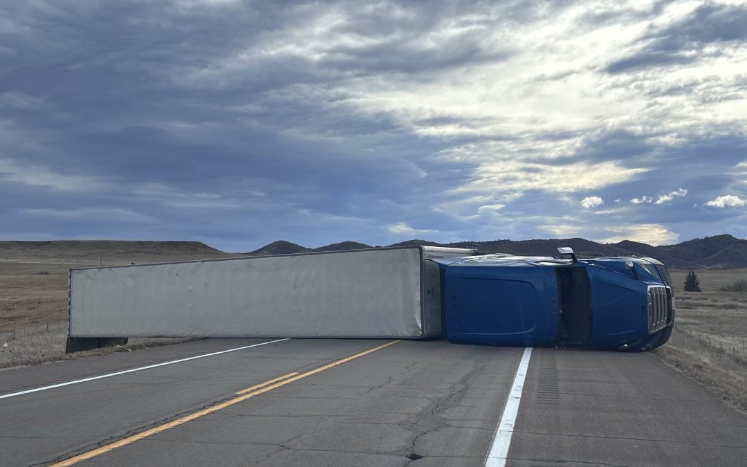 Vientos Fuertes en Colorado Causan Cierres de Carreteras y Tráilers Volcados
