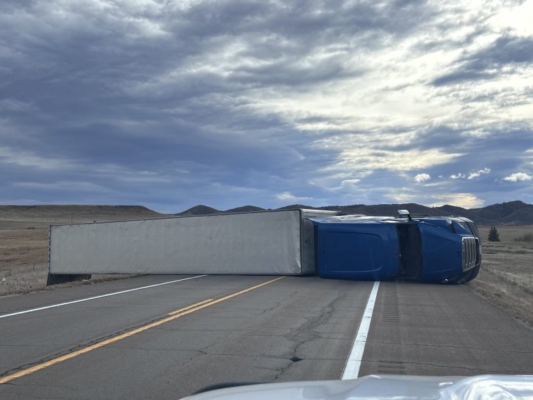 Vientos Fuertes en Colorado Causan Cierres de Carreteras y Tráilers Volcados