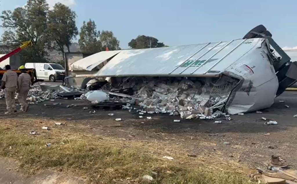 Tráiler Volcado en Carretera a Zapotlanejo Causa Alboroto por Cervezas