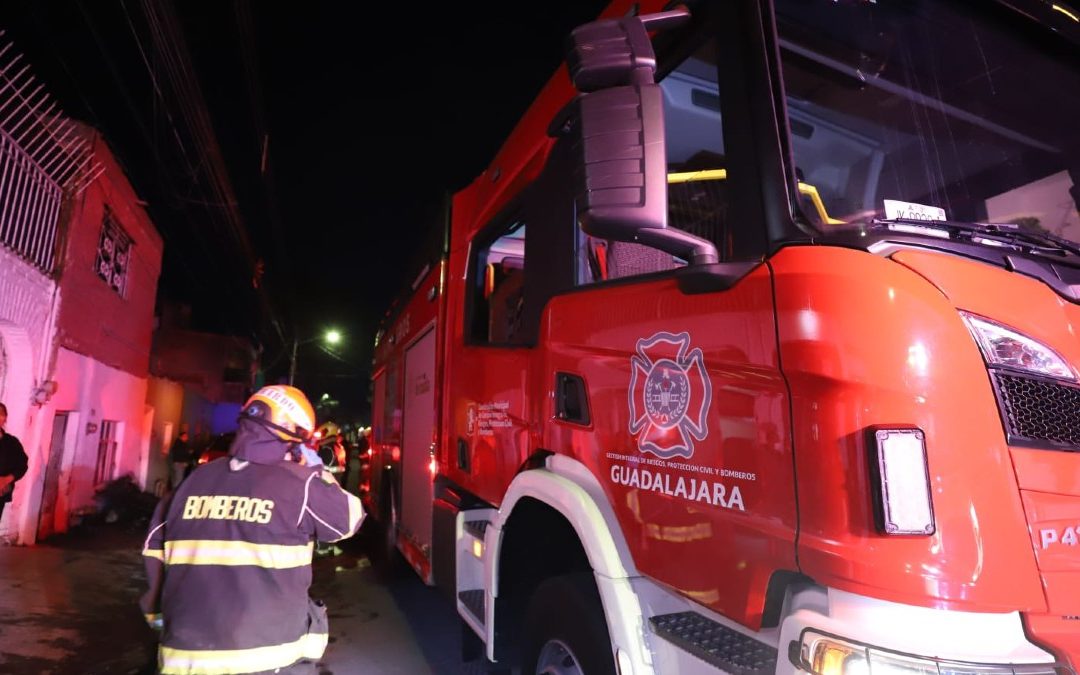 Incendio en Guadalajara Deja a Dos Adultos Mayores con Quemaduras Graves y Afecta a Varios Vecinos