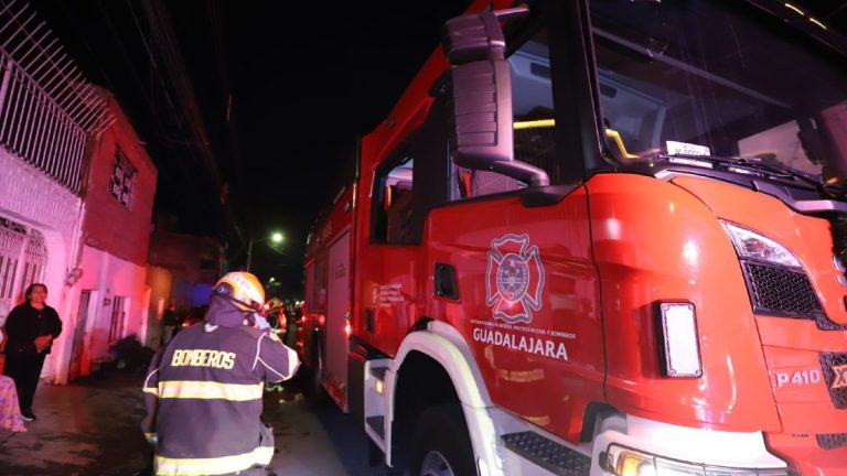 Incendio en Guadalajara Deja a Dos Adultos Mayores con Quemaduras Graves y Afecta a Varios Vecinos
