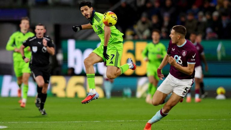 Fulham Rompe su Racha Negativa en la Premier League: ¿Qué Tal Jugó Raúl Jiménez contra Burnley?