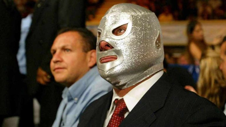La Afición Apoya al Hijo del Santo en su Gran Retiro de Lucha Libre