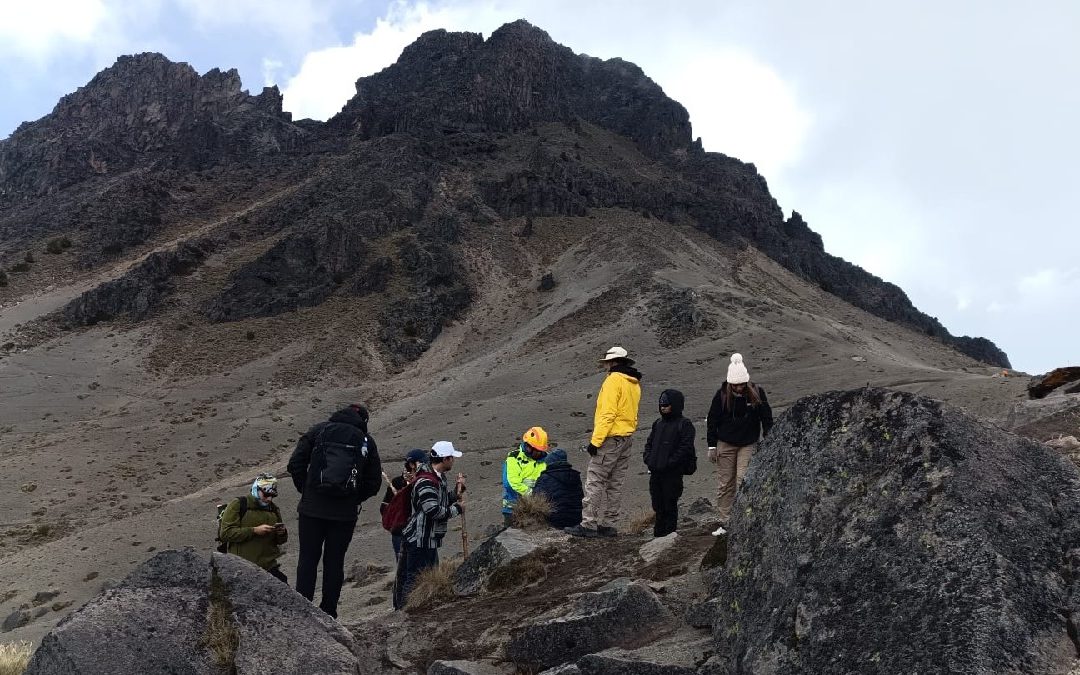 Rescate en el Nevado de Colima: Paseantes Extraviados y Emergencia Médica