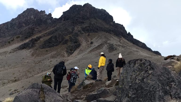 Rescate en el Nevado de Colima: Paseantes Extraviados y Emergencia Médica