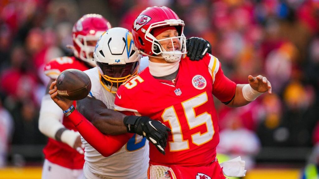 Los Chiefs quedan fuera de playoffs por primera vez en 11 años; Mahomes sufre una lesión