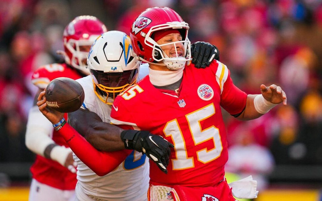 Los Chiefs quedan fuera de playoffs por primera vez en 11 años; Mahomes sufre una lesión