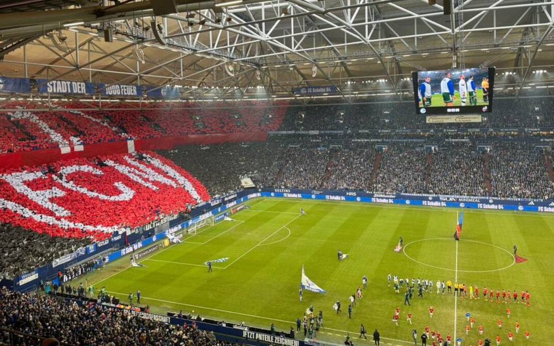 Aficionados del Schalke 04 Deslumbran con un Mosaico en Honor al Nürnberg en Bundesliga 2