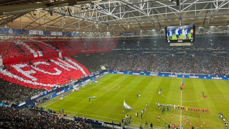Aficionados del Schalke 04 Deslumbran con un Mosaico en Honor al Nürnberg en Bundesliga 2