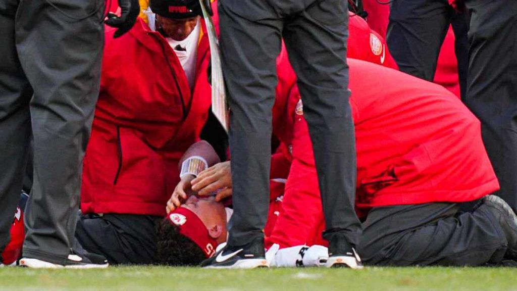 Patrick Mahomes enfrenta un grave desafío tras la rotura del ligamento cruzado anterior en su rodilla izquierda