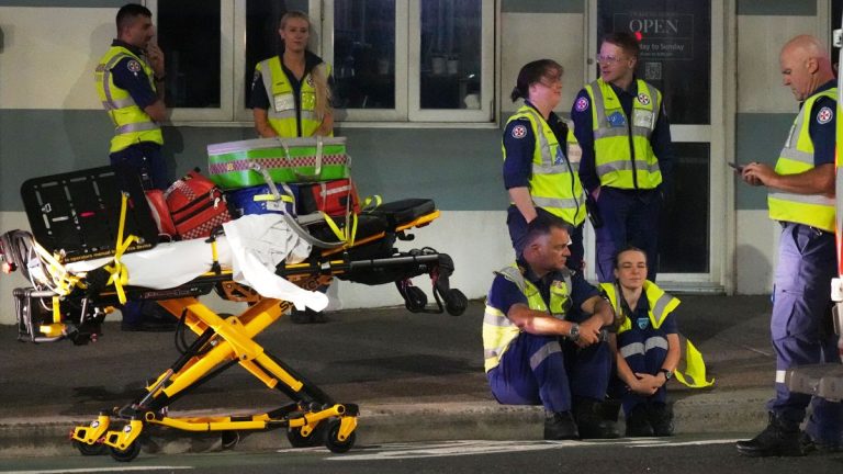 Padre e Hijo Investigados por Acto Terrorista Antisemitista que Causó 15 Muertos en Australia