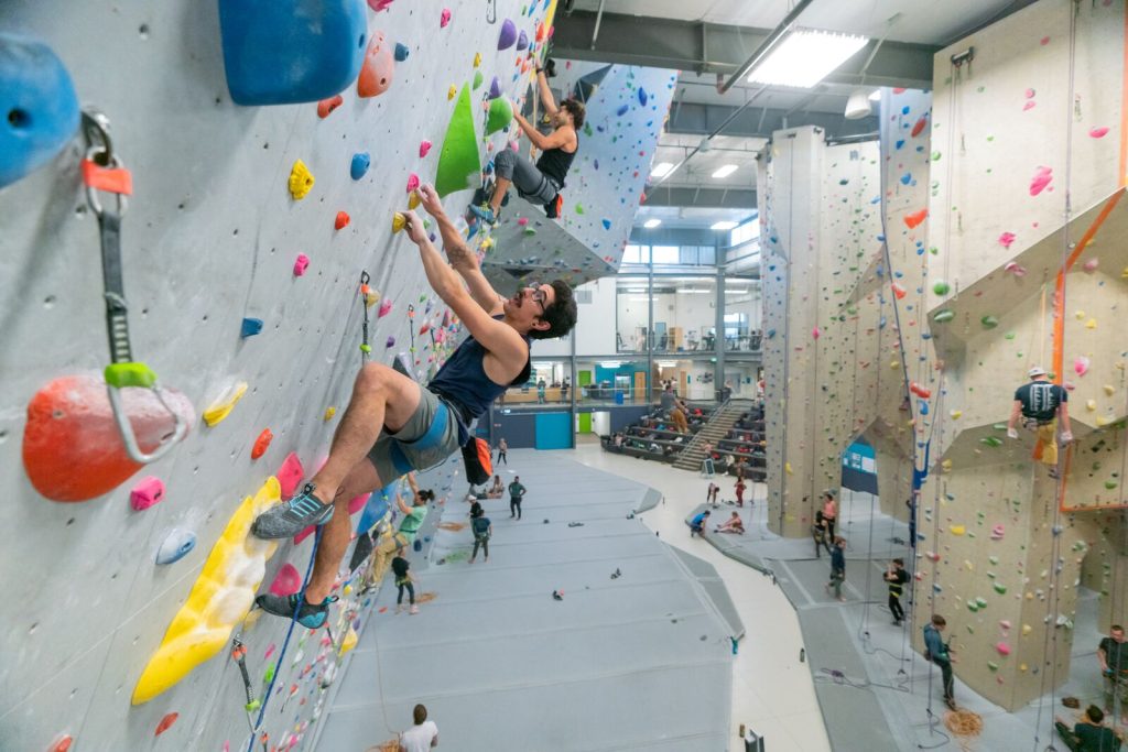 Movement enfrenta acusaciones de prácticas laborales injustas en gimnasios de escalada