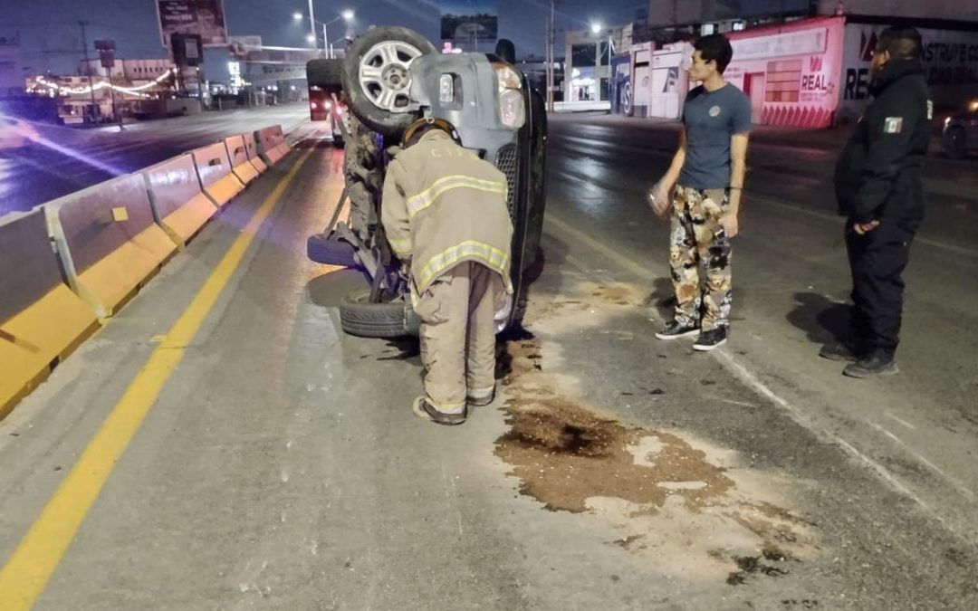 Jovencita de 20 años sufre volcadura en la carretera Torreón-San Pedro por exceso de velocidad