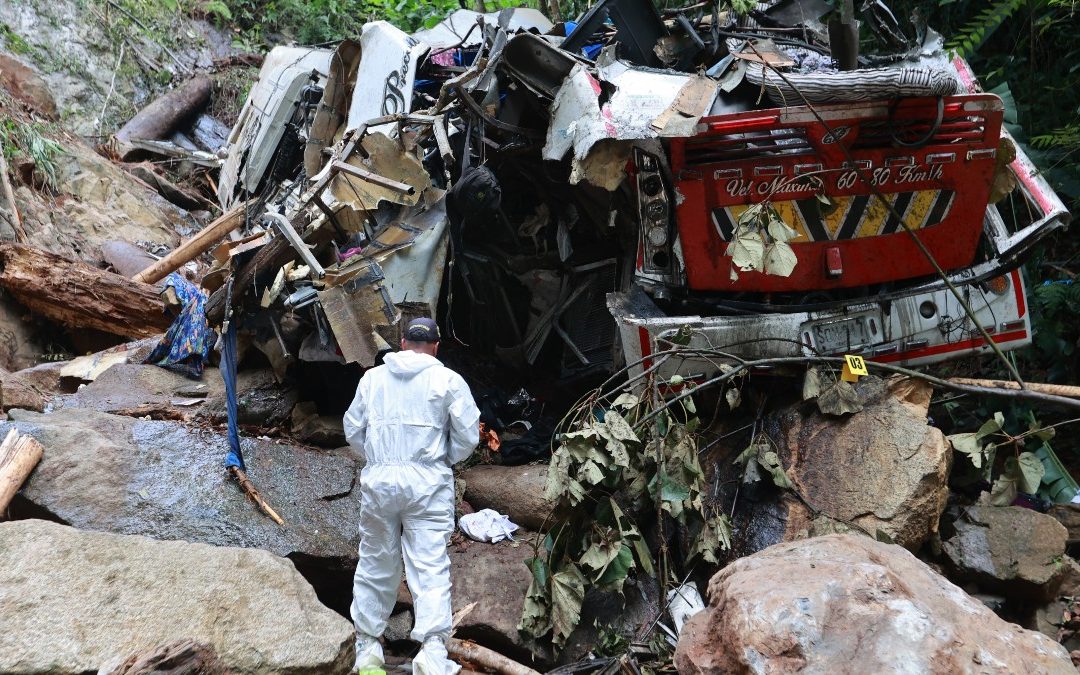 Tragedia en el viaje de graduación: autobús se despeña y deja 16 estudiantes muertos