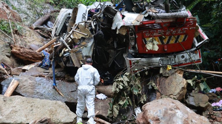 Tragedia en el viaje de graduación: autobús se despeña y deja 16 estudiantes muertos