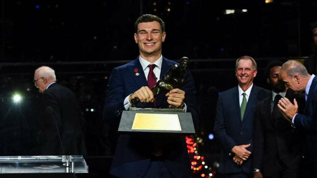 Fernando Mendoza: Primer Jugador Cubano en Ganar el Prestigioso Trofeo Heisman