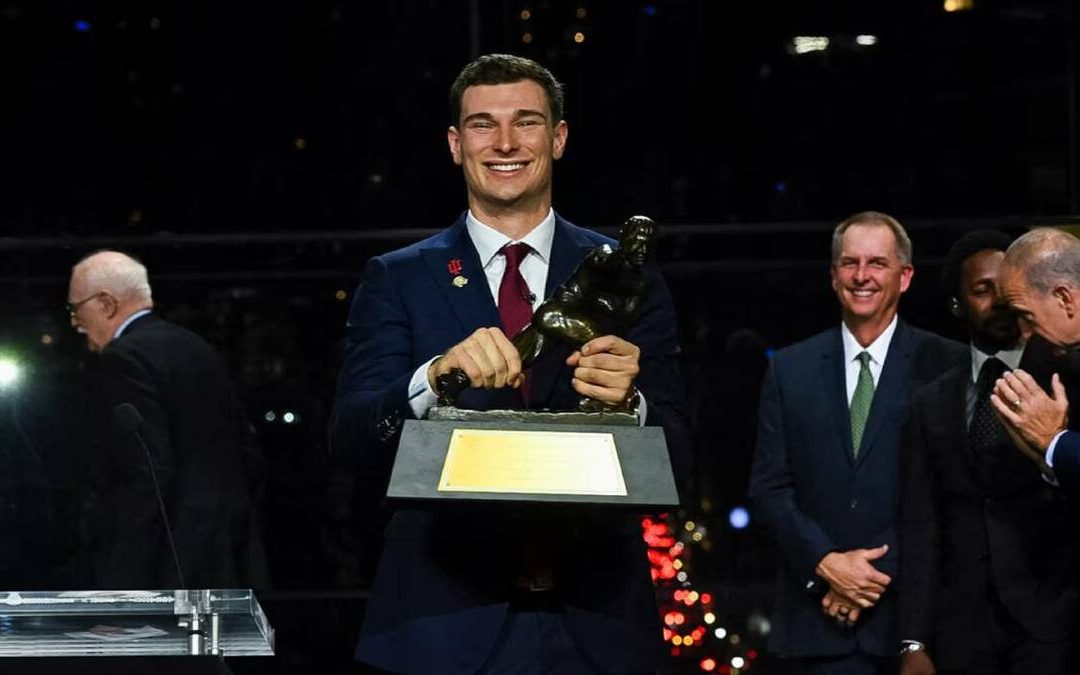 Fernando Mendoza: Primer Jugador Cubano en Ganar el Prestigioso Trofeo Heisman