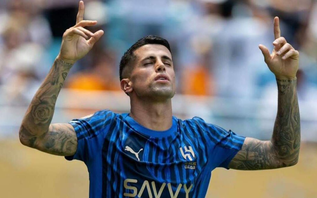 Joao Cancelo enfrenta controversia tras agredir a un aficionado en un vuelo