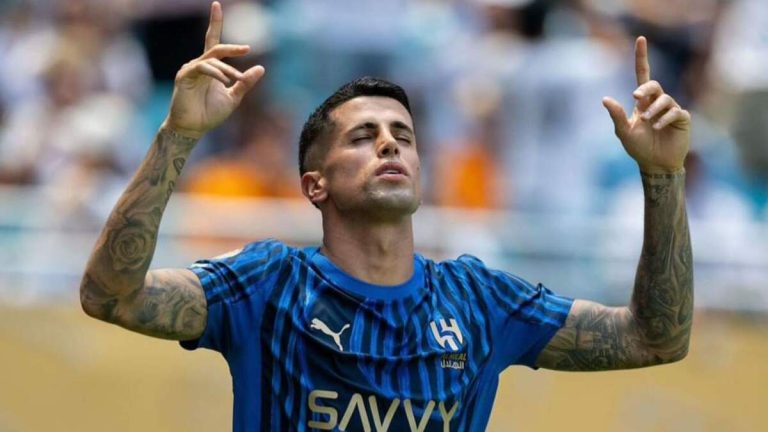 Joao Cancelo enfrenta controversia tras agredir a un aficionado en un vuelo