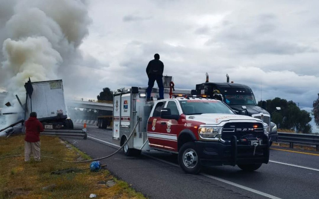 Accidente de tráiler en Acolman: choque contra muro de contención en la autopista Ecatepec-Pirámides