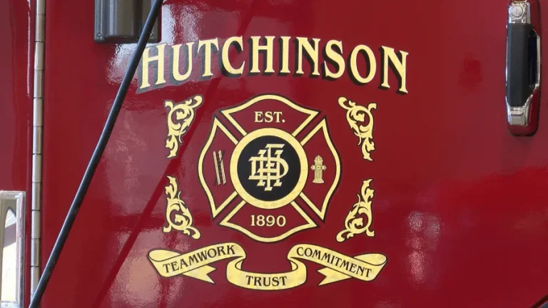 Incendio en Hutchinson Desplaza a Ocho Personas y Provoca Graves Daños