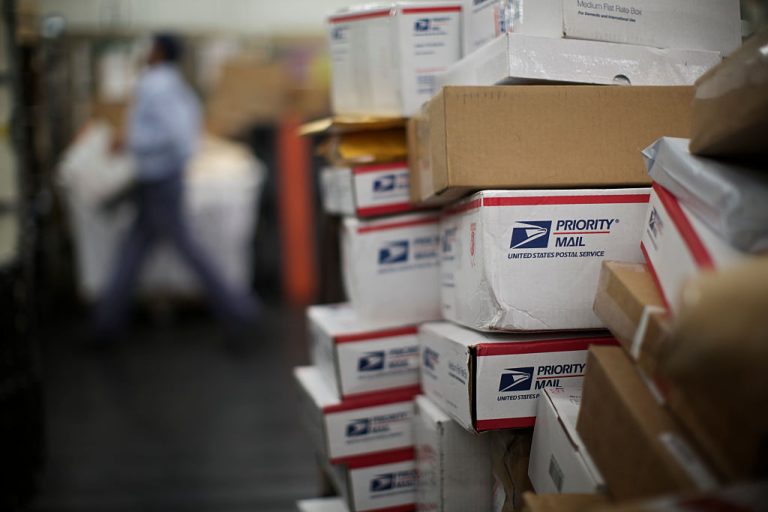 Envía tus Regalos a Tiempo: Anuncios del Servicio Postal de Estados Unidos para la Temporada Navideña
