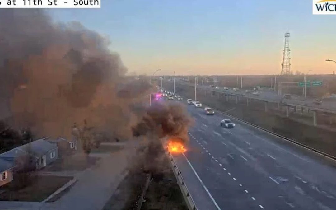 Apagan Incendio Vehicular en la I-135 de Wichita Sin Lesionados