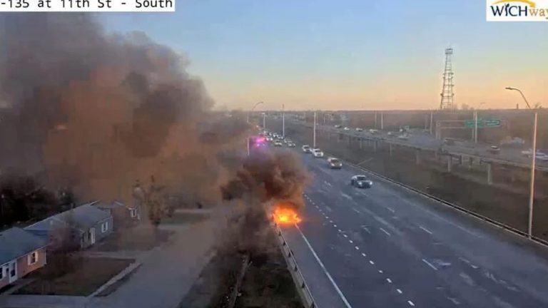 Apagan Incendio Vehicular en la I-135 de Wichita Sin Lesionados