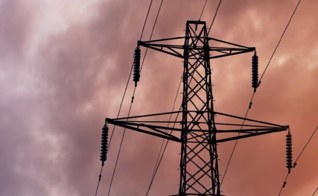 Cortes de energía en Colorado: Más de 106 mil clientes afectados por fuerte tormenta de viento