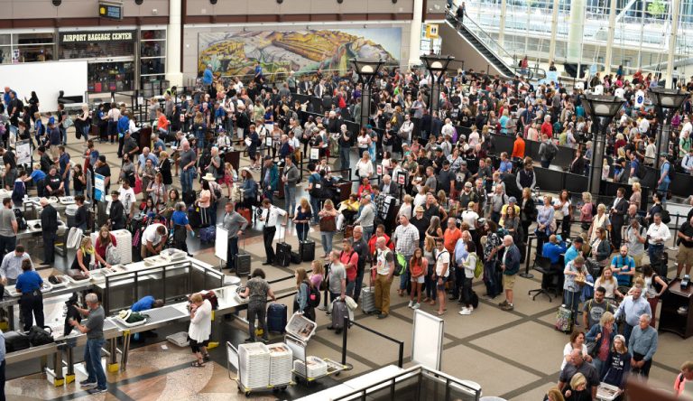 Retrasos en el Aeropuerto de Denver Debido a Vientos Extremos y Condiciones Meteorológicas Adversas