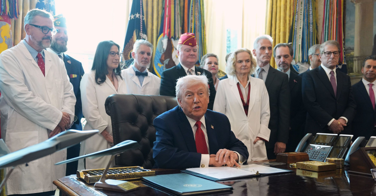 Trump Promulga Orden Ejecutiva sobre la Reclasificación de la Marihuana para Impulsar la Investigación Médica
