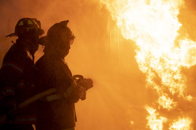 Riesgo de incendios alto en Kansas: autoridades advierten sobre condiciones peligrosas