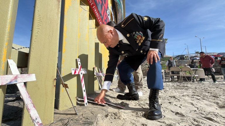 Conmemoración del Día Internacional del Migrante: Cruces en el Muro Fronterizo y Historias de Deportación