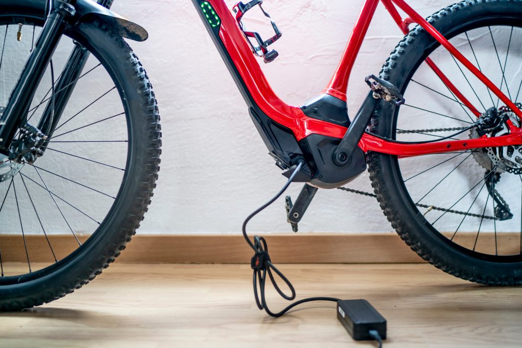 E-Bikes y E-Motocicletas: Autoridades Advierte sobre Peligros en Manos de Menores