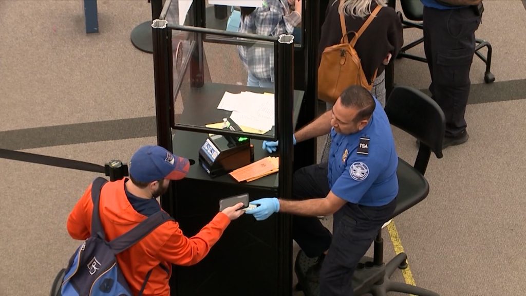 Impacto de las Listas de Pasajeros de la TSA en la Deportación de Inmigrantes