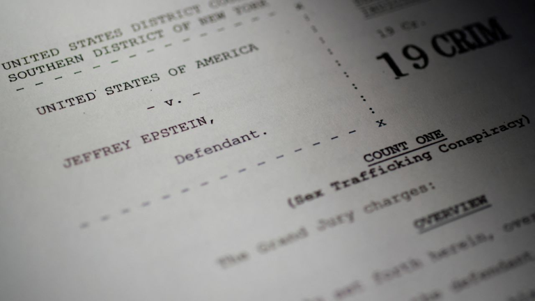 Víctimas de Epstein Denuncian Censura Extrema en Publicación de Archivos del Departamento de Justicia