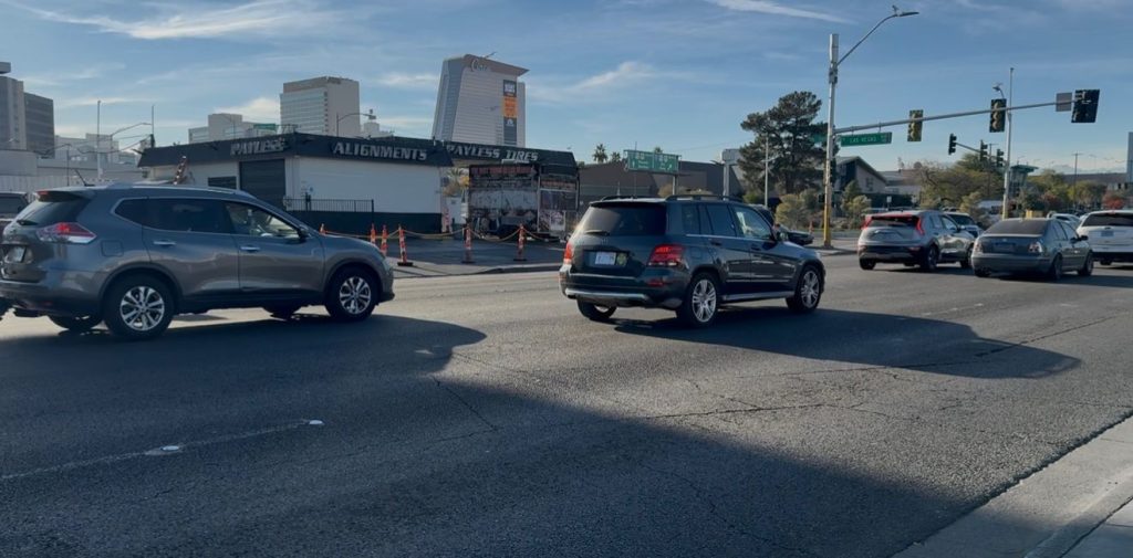 Accidente de tránsito en Las Vegas: Dos hospitalizados tras chocar contra carrito de tacos