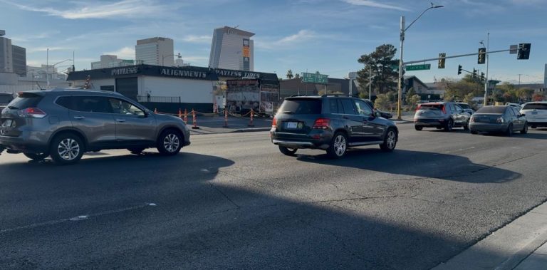 Accidente de tránsito en Las Vegas: Dos hospitalizados tras chocar contra carrito de tacos