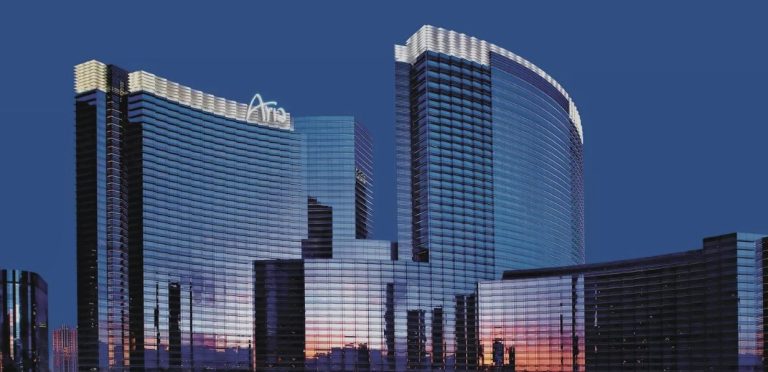 Incendio en el estacionamiento del Strip de Las Vegas: tres vehículos afectados y sin heridos