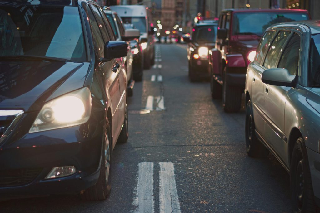 Con urgencia, CDOT advierte sobre congestión de tráfico en carreteras estatales durante los viajes navideños