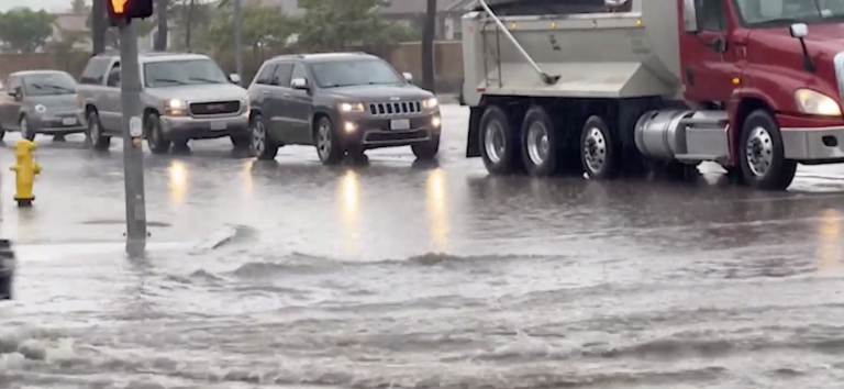 Inundaciones Repentinas Causan Cierres de Calles en Palm Springs